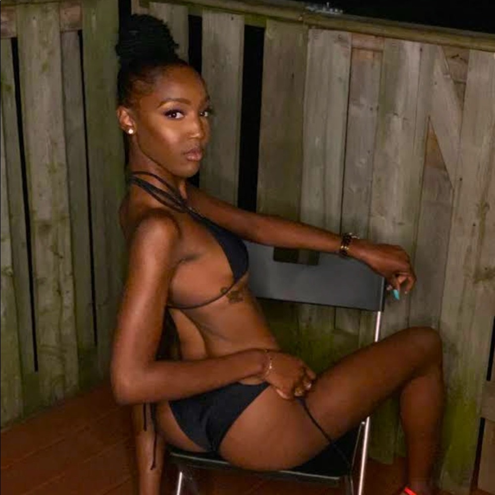 Black Bikini - Picture 3 of 3